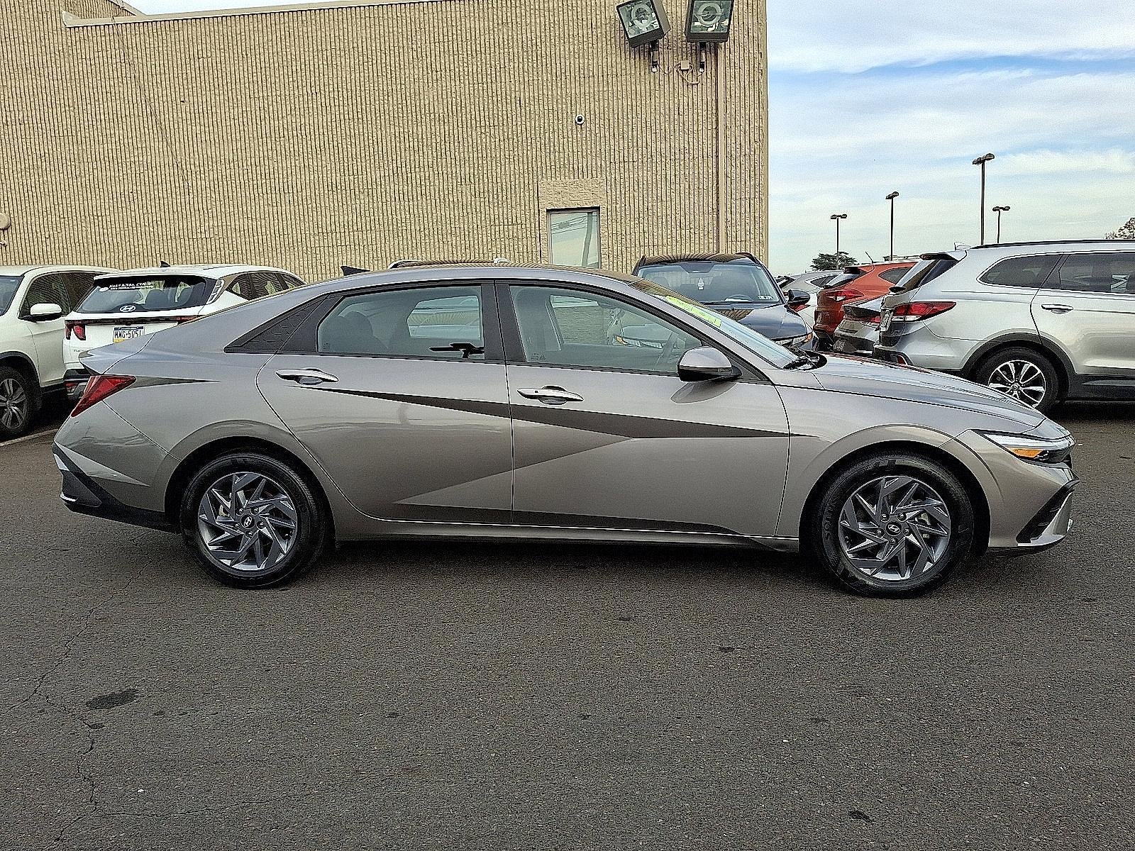 2024 Hyundai ELANTRA SEL IVT