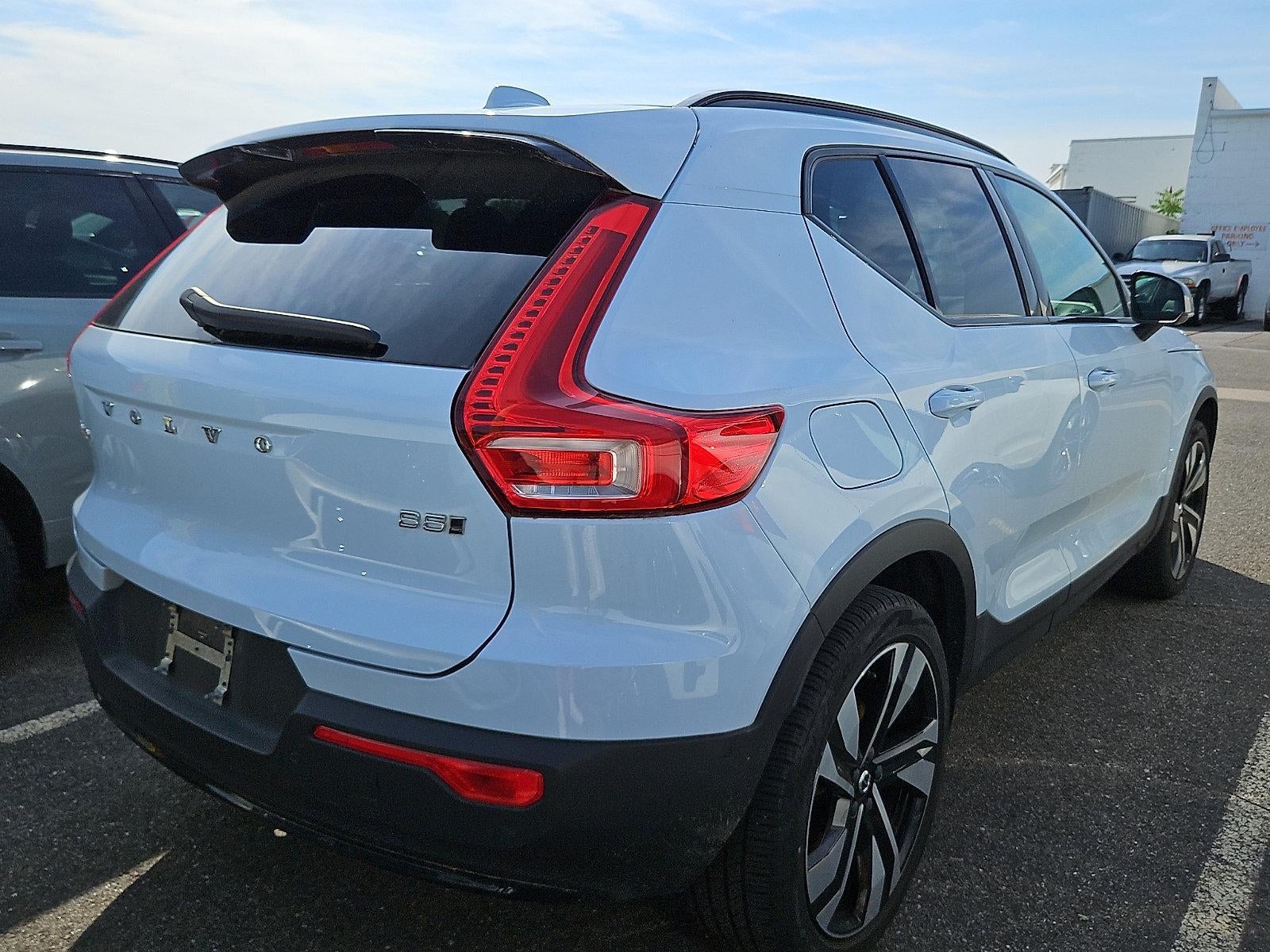 2024 Volvo XC40 B5 AWD Plus Dark Theme