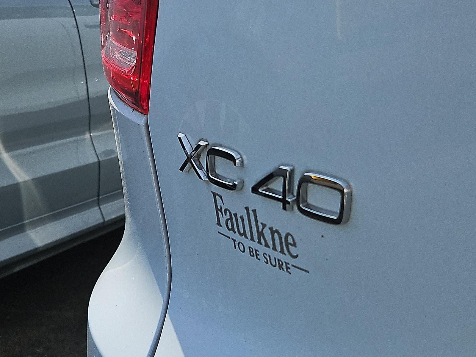 2024 Volvo XC40 B5 AWD Plus Dark Theme